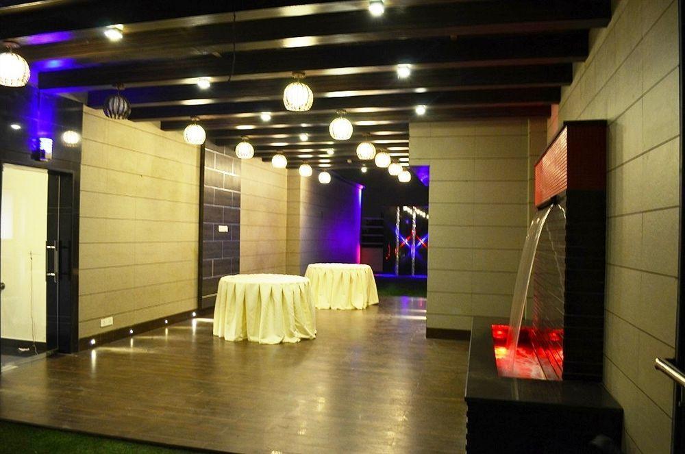 Hotel Metro View Дели Экстерьер фото