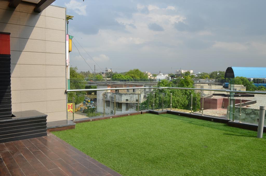 Hotel Metro View Дели Экстерьер фото