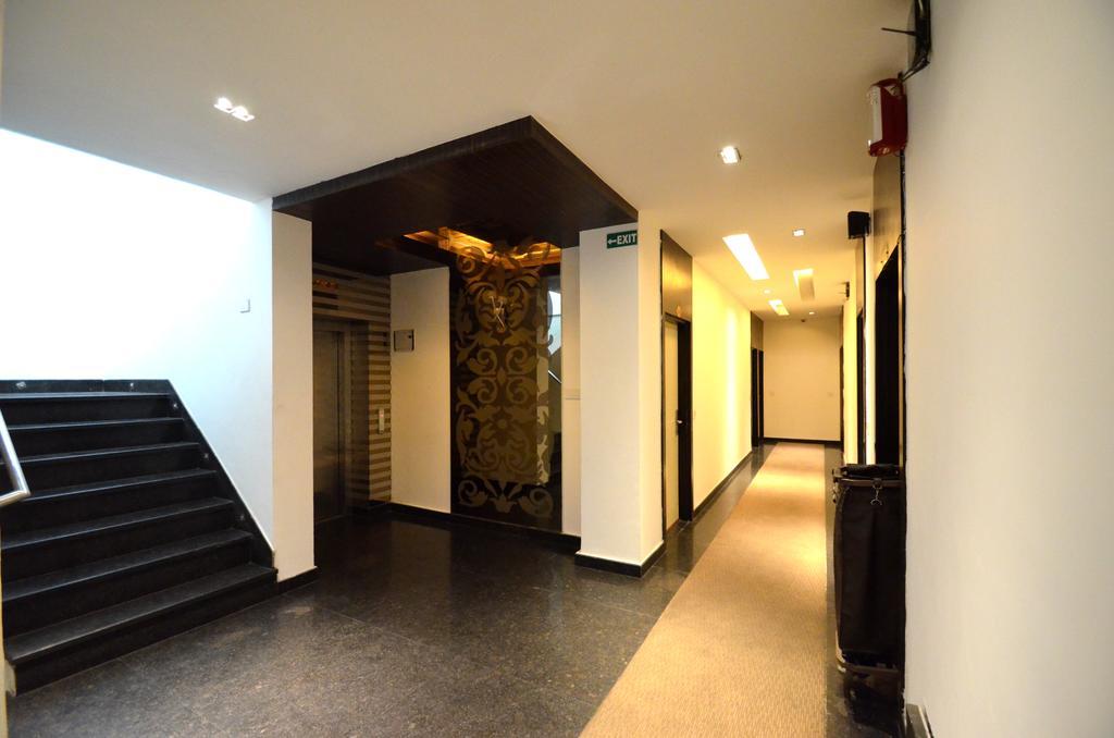 Hotel Metro View Дели Экстерьер фото