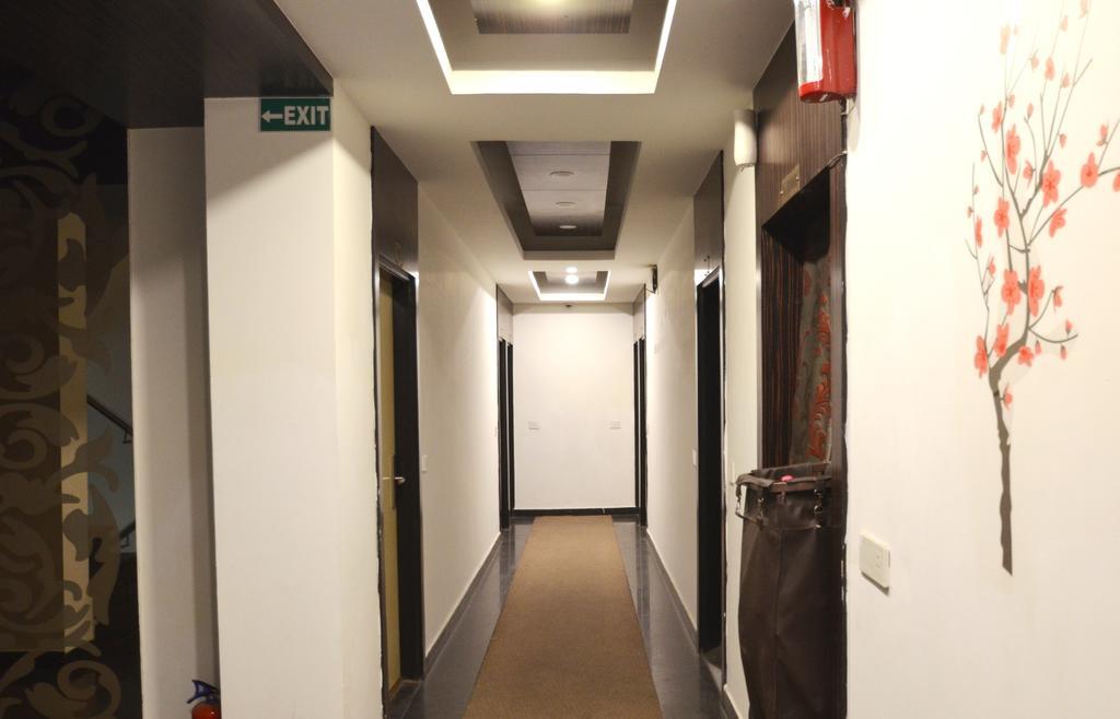 Hotel Metro View Дели Экстерьер фото