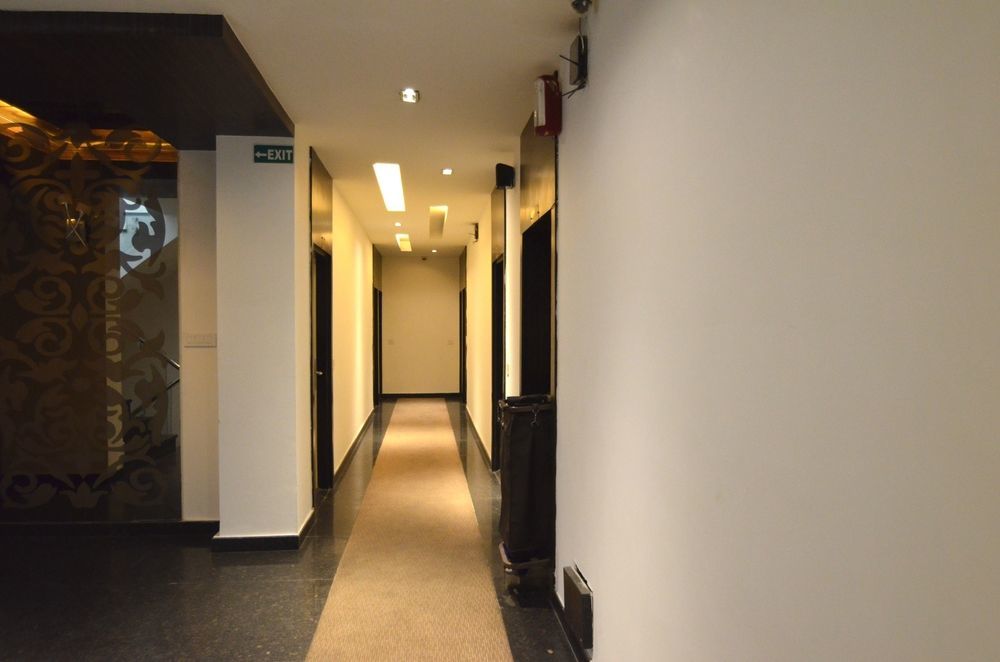 Hotel Metro View Дели Экстерьер фото