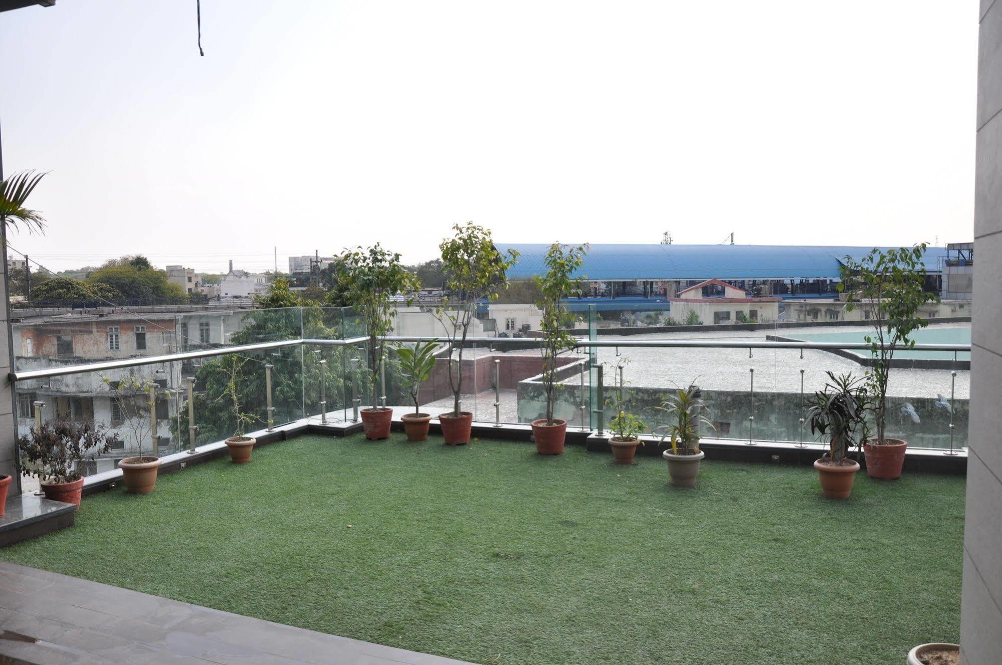 Hotel Metro View Дели Экстерьер фото