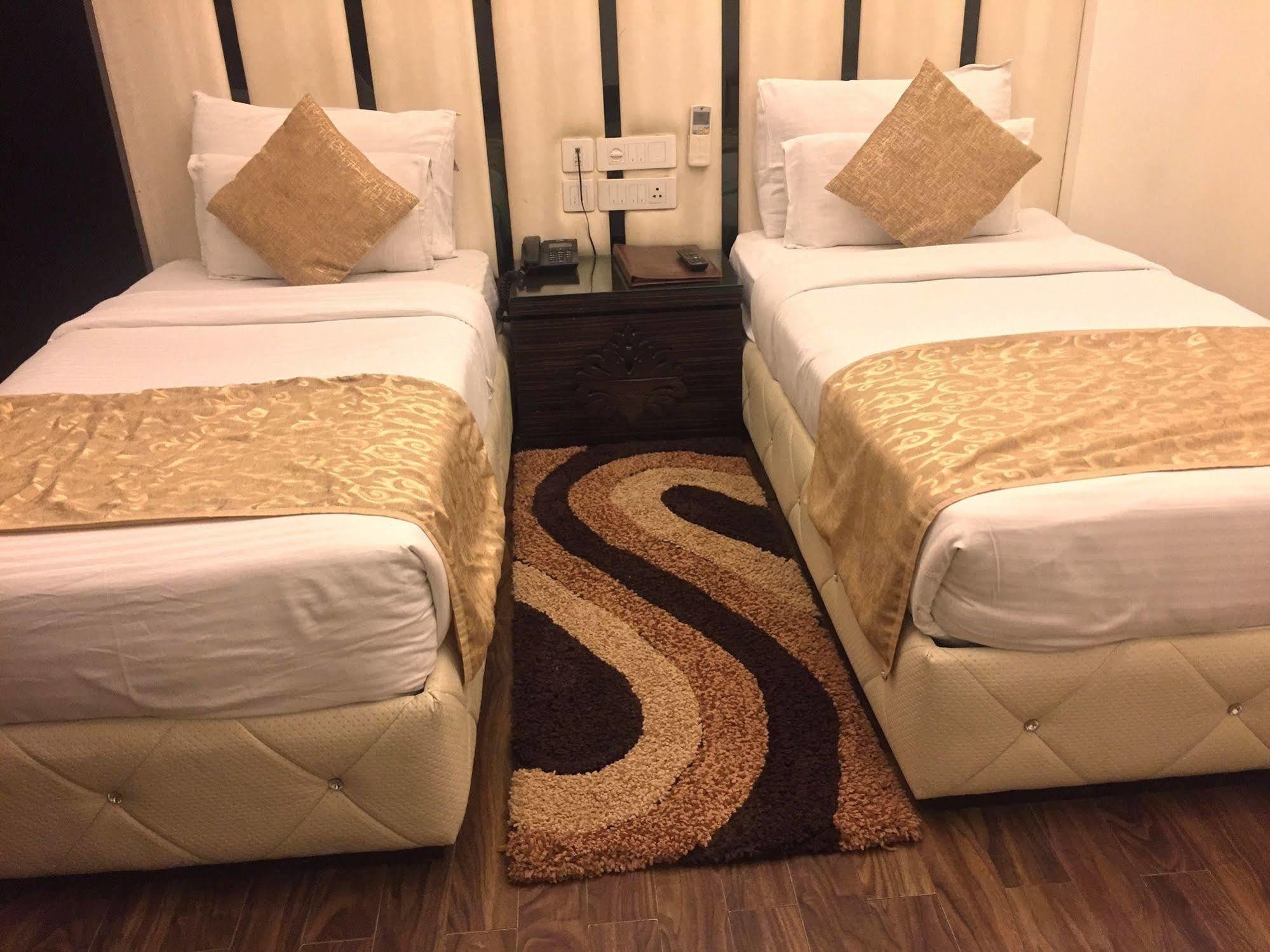 Hotel Metro View Дели Экстерьер фото