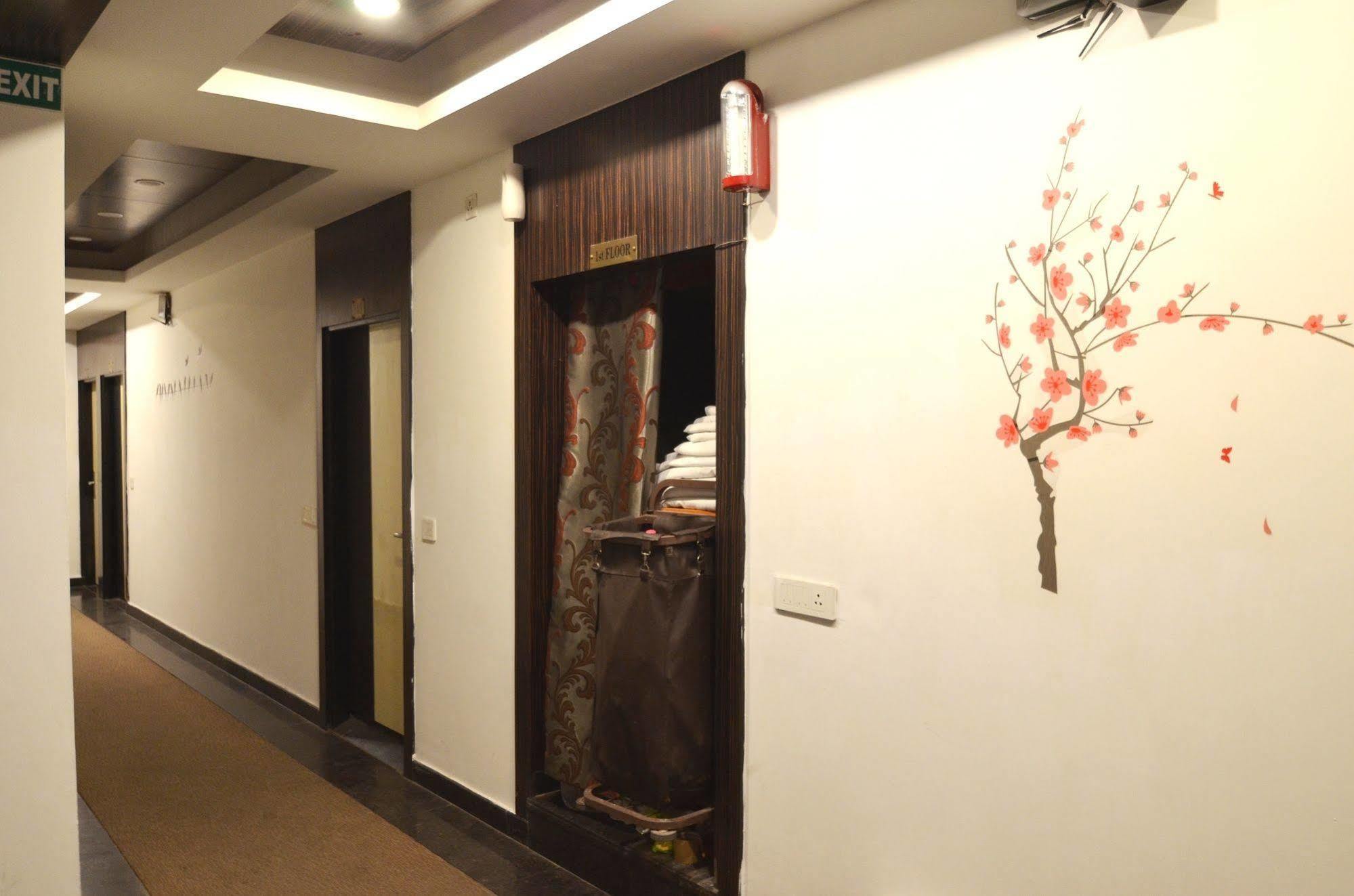 Hotel Metro View Дели Экстерьер фото