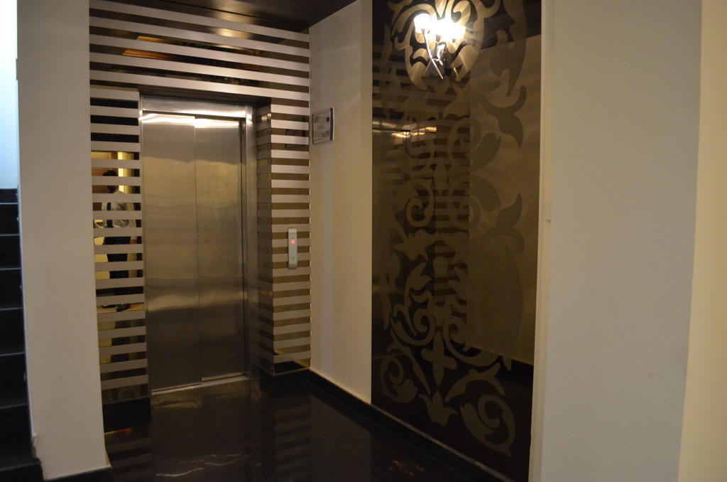 Hotel Metro View Дели Экстерьер фото