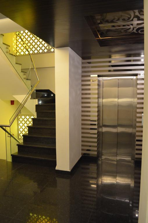 Hotel Metro View Дели Экстерьер фото